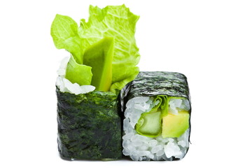 Fototapety  Dwie rolki sushi maki z awokado, ogórkiem i zieloną sałatą na białym tle