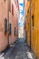 Fototapeta na wymiar narrow alleys between vertiginous walls of ancient buildings