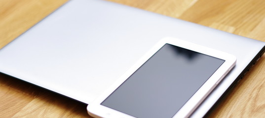 Laptop und Tablett