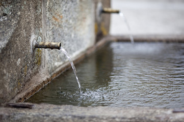 Agua de la montaña mandando de una fuente