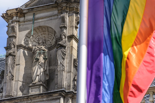 Justitia und Regenbogenflagge am K&ouml;lner Rathaus