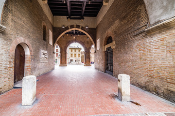 Obraz premium colonnade overlooking the medieval square in Rimini