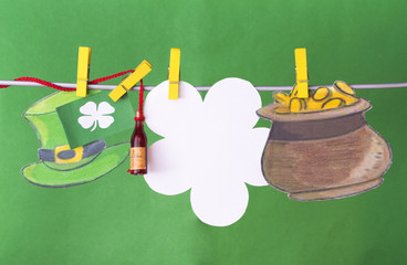 Obraz premium happy St Patrick's Day card, March 17, with Leprechaun hat and pot of gold, on pegs ( clothespin ) 