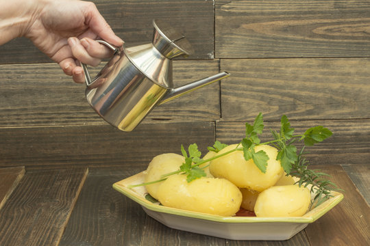 Manos, trabajando, ali&ntilde;o de patatas cocidas