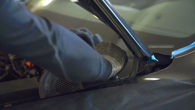 Changing windschield wipers on a car