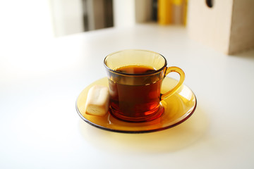 茶色ガラスのティーカップ