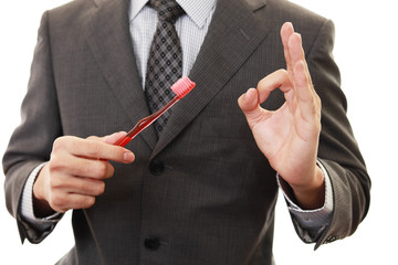 歯ブラシを持つ男性