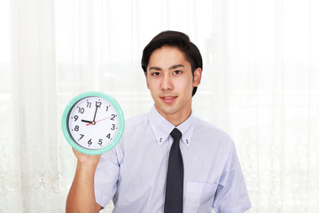 時計を持つ笑顔のビジネスマン