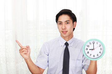 指示する笑顔のビジネスマン