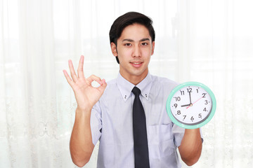 時計を持つ笑顔のビジネスマン