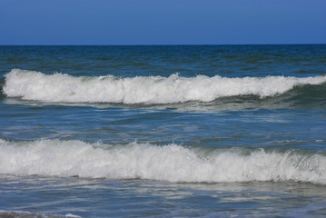 close up on ocean wave toward seashore