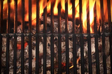 Poster Bovenaanzicht van lege barbecuegrill met gloeiende houtskool © Alex