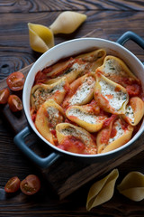 Conchiglioni baked with cottage cheese and tomato sauce
