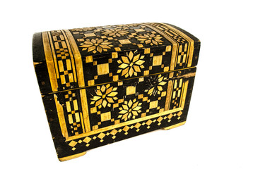 Obraz premium open treasure chest with jewelry isolated on white / Opened redwood carved casket handmade with jewelry isolated on white / casket with gold on a white background