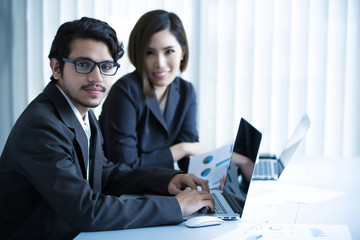 Fototapeta premium Asian businessmen are working in an office using a computer