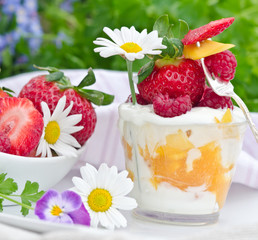 Taste of summer : strawberries, raspberries and fruit yoghurt :)