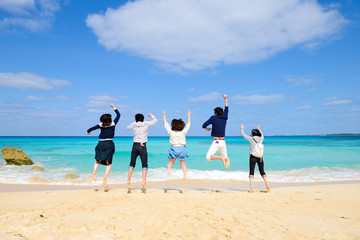 ビーチでジャンプをする若者