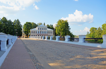 Углич. Никольский (Соборный) мост и здание бывшей городской думы