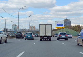 Машины движутся по Московской кольцевой автомобильной дороге в районе Ленинградского шоссе