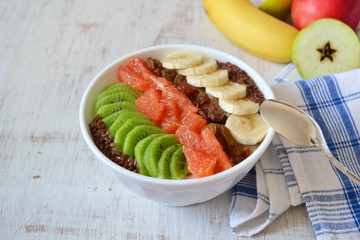 Oatmeal with raisins, banana, kiwi and flax seeds