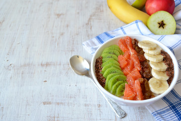 Oatmeal with raisins, banana, kiwi and flax seeds