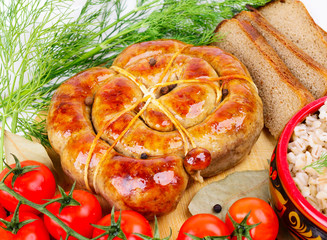 Ring bratwurst with bread, tomatoes and herbs.