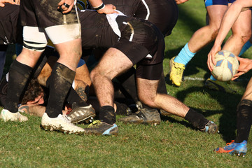 giocatori di rugby in campo, mischia