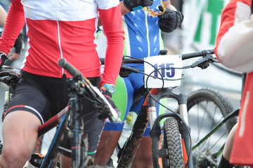 Giovane ragazza ciclista in attesa della partenza