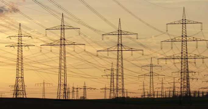 4k Strommasten im Abendlicht
