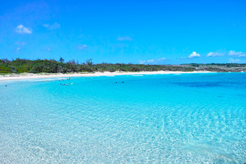 真夏の伊良部島　渡口の浜と海水浴客
