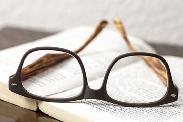 lunettes de lecture sur livre en gros plan