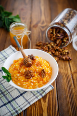pumpkin porridge with honey and nuts 