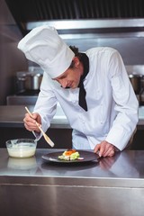 Chef putting sauce on a dish