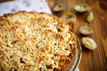 Grated pie with fruit 