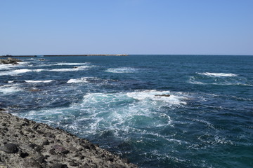庄内浜の荒波（初夏）／山形県庄内浜の荒波風景を撮影した写真です。庄内浜は非常にきれいな白砂が広がる海岸と、奇岩怪石の磯が続く大変素晴らしい景観のリゾート地です。強風の日の海岸で、荒波を撮影した写真です。

