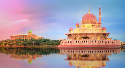 Fototapeta premium Sunset over Putrajaya Mosque, Kuala Lumpur