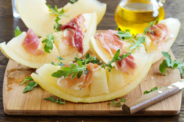 Salt with melon, prosciutto and balsamic cream.