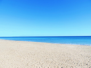 Fototapeta na wymiar beach scene, white sand and clear blue sky