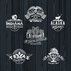 Индиана, Юта, Аляска, Калифорния, Техас, Каролина, стилизованные эмблемы на темном фоне