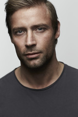 Obraz premium Handsome man with stubble looking at camera