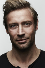 Obraz premium Smiling guy looking at camera, close up