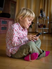 Kind mit Handy