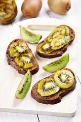 Kiwi marmalade on bread