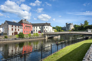 Irland. Kilkenny: Panorama Blick auf Stadt Zentrum und Brücke über den irischen Fluß Nore mit berühmtem Kilkenny Castle im Hintergrund. - obrazy, fototapety, plakaty
