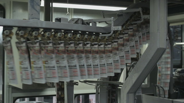 Industrial folding of leaflets and magazines at a rotary press factory