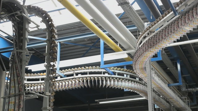 Industrial folding of leaflets and magazines at a rotary press factory