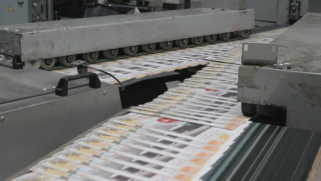 Industrial folding of leaflets and magazines at a rotary press factory
