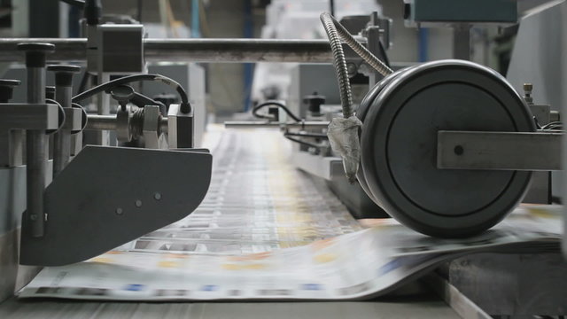 Industrial folding of leaflets and magazines at a rotary press factory