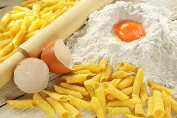 pasta corta garganelli  e ingredienti per pasta all'uovo