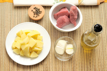 Ingredienti spezzatino con patate, crudi, pronti per essere cucinati. Vista dall'alto.